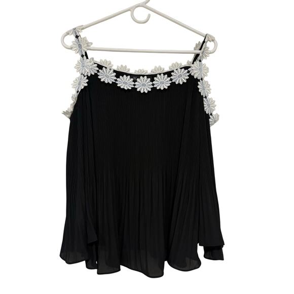 INC International Concepts Tops - NWT INC International Concepts Floral Daisy Print Cold Shoulder Blouse Small